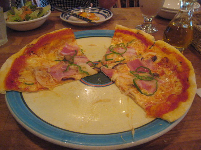 すみません、食べ始めてしまいました。<br />トマトソースのピザです。