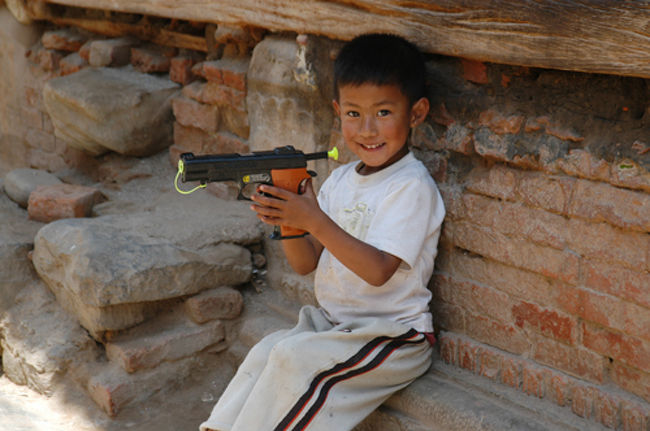 バネパにて。<br />買ってもらったおもちゃを手に、ちょっとうれしそう。