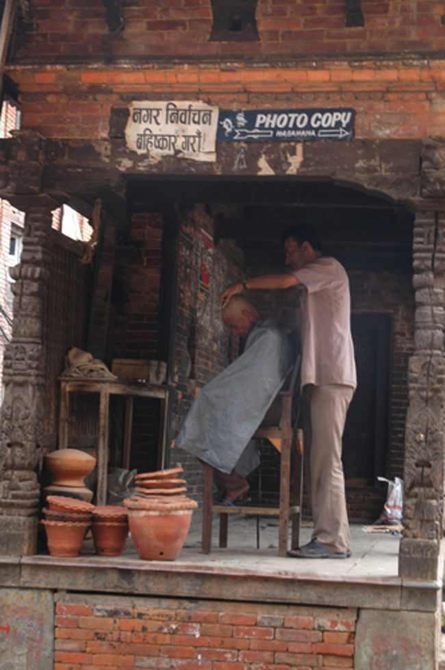 青空床屋さん。<br />水道無いのに・・・びっくりしました。思わず一枚。<br />こんなところも自由で、やっぱりネパールはいいなぁ。