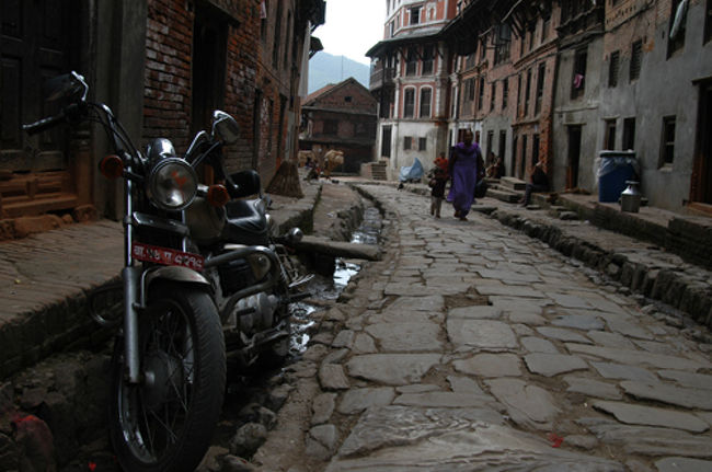 バクダプルの路地裏。<br />華やかな広場と違い、路地裏にはちょっと寂しげな景色がありました。このすぐ後にスコールが降ったのですが、なんとなく景色に雨の気配を感じます。<br />