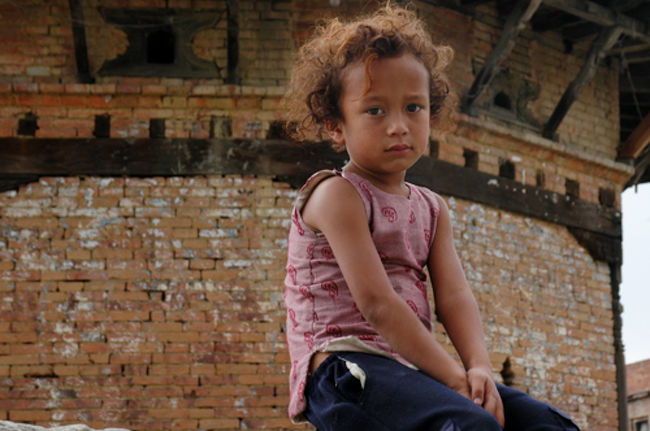 エキゾチックな表情の少女。ちょっと困った表情が魅力的。ネパールのみんなはいろいろな顔の人がいます。<br />インド系・チベット系・シェルパ系・ネワール系、一見同じ国の人とは思えないのは、島国日本育ちの感覚ですね。