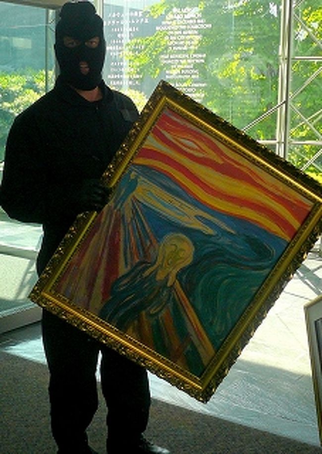 街の中心に帰るには、これから買い物しそうな子を見つければいい。という勝手な解釈のもと、さらに別の子を追ってみた。今度は、かなりのぽっちゃりさん。派手な身なりで、お金を持ってそうなので、買い物してもおかしくない。ゆっくり走る子だから、もう道に迷うことはなさそうだし。ずんずん、どんどん、坂を登って行くと、美術館の前に出た。彼女はそこも通り過ぎて、マンションエリアへ向かっていく。街へ行くのではなく、家へ帰るようだった。美術館の看板をよく見ると、「ムンク」とある。これがかの有名なムンク美術館か。ちょうどその美術館の前で「叫び」が盗まれるシーンのドラマ撮影をしていたので、休憩がてら見学する。<br /><br />有名な観光地だったから、これで位置関係はわかった。次はスポーツマンタイプの後を追ってみよう。サングラスにＴシャツ一枚で頑張る日焼けしたオバサン発見！よっしゃ、負けへんで。勝負や。しかし、彼女は本格的なロードサイクル。ママチャリタイプのレンタルサイクルが勝てるわけがない。それでも必死で食い下がり、彼女の後を追いかけていく。努力むなしく、どんどん離れて小さくなっていく彼女の姿。普段、自転車なんて乗らないものだから、足の筋肉が張り出して、痛み出したのもこの頃。ちょうど公園があったので、休憩しようと思い、自転車が停めれる場所を探す。<br /><br />　なにやら人通りが激しい。赤いノルウェーの国旗を持った人やＴシャツを着た人たちで溢れている。コレは何かあると思って、聞いてみると今日は、ノルウェー代表のサッカーの試合があるという。ラッキー、これは行ってみなくては！<br /><br /> <br /><br /> <br /><br /> <br /><br /> 