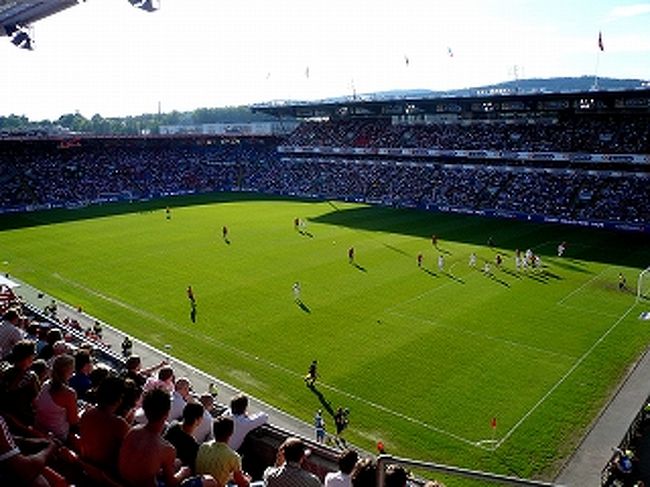 　サッカーはノルウェーの圧勝だった。ただ試合自体は単調でぜんぜん面白くもなかった。<br /><br />　さあ、これからどうやって帰ろうか。あっ、僕と同じレンタルサイクルに乗っている金髪女性を発見。きっと観光客だから、街の中心に帰るに違いない！さあ、あの人を追っていこう。ノルウェーの夏の風に吹かれながら、僕は自転車のペダルを漕いでいく。<br /><br />　行き先はわからない。目の前の彼女に聞いてくれ。僕は颯爽としたストーカーなのだから。