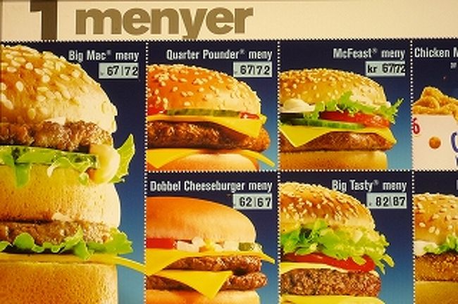 北欧の人たちは、英語を母国語のようにペラペラ話す。そしてとても早口だ。僕の英語能力はあいかわらず酷いもので、ホステルでのレセプションですら、時折何を言っているか理解できないほどだったから、苦労に苦労を重ねていた。<br /><br />　この歳になってわかったのだけど、３０も半ばになると新しい単語がスラスラ出てこない。もう脳が凝り固まってしまって、日本語を英語にうまく変換することができなくなってきているのだ。<br /><br />　ロンドンへ向かう飛行機を予約するため、ブリティシュエアラインの予約センターへ電話を掛けたときもそうだった。うまく日本語から英語に変換できず、自分の意図がうまく伝わらない。<br /><br />　そのときは、「すいません、僕英語ダメなんです」と最初に断りを入れると、　「大丈夫だよ。問題ない」と最初はやさしかったオジサンの応対員が、３分後には「インターネットでも予約できるからそちらで試しなさい」と僕のあまりに酷い英語を聞いて、さじを投げてしまったのであった。<br /><br />　言われた通り、ネットカフェに行って試してみたのだがダメだったので、もう一度、電話でチャレンジしなくてはならない。僕の英語は果たして通じるのだろうか。できる事なら英語なんて話したくない。でも話さなくては、チケットが取れないから、仕方がないのだ。<br /><br />　「きゃなあい、へるぷ、ゆー？」と今度は明るい若い女性の声だった。<br /><br />　昨日より更にやさしい感じで幸先がいい。同じように僕は英語がほとんどしゃべれませんと先に言うと、彼女は「私もスイス人でネイティブでないから安心して」みたいなことを言う。なんてやさしいんだろう。できることならこのまま電話を切って、いい思い出で終わらせたい。<br /><br />　そんな訳にもいかず、「ゆっくりいきましょう」と幼稚園の英語教室のようなスピードからコミュニケーションは始まった。<br /><br />　「では、最初にあなたのＰＲをいってみて」と質問された。僕のＰＲ？飛行機の予約に僕のアピールポイントが必要なのだろうか。まるで出会い系かテレクラのようだ。<br /><br />　「ノー、ノー、ＰＲＮコードよ。オープンチケットに書いてあるでしょ」<br /><br />　何でもチケットにある６桁の数字でいろいろ確認できるらしい。チケットにはたくさん番号が書いてあって混乱したが、６桁の英数字は一つだけあった。これだね。それと思われる英数字を読み上げる。<br /><br />　しかし、そのアルファベットを読み上げる僕の発音が悪いようで、まったくお姉さんに通じない。最初は、「Ｍ」。何度発音しても、お姉さんには「Ｌ」に聞こえるらしい。僕も混乱してマーブルチョコレートのＭと、日本人にしかわからない説明をしたので余計こんがらがってしまったようだ。マリアのＭ、マッキントッシュのＭ、マサチューセッチュのＭで何とか理解してくれたようだ。<br /><br />　次は「Ｒ」。あ〜る。だから「Ａ」でないって。舌を巻いてあ〜〜る。Ｒから始まる単語が思いつかない。Ｒ１３５（→そりゃ板尾とホンコンの昔のコンビ名）。超人あーる（→古いマンガのタイトルだ）。Ｒ＆ＢのＲじゃわかりづらい。そうだ、ロックンロールのＲ！！ローリングストーンズのＲ！！！<br /><br />　苦労しながらも、こんなやり取りで一文字ずつアルフェベットを確認していく。お姉さんも笑ってくれるものだから、ダースベイダーのＤとか言ってウケ狙いの発言できるほどちょっと余裕が出てきたりする。<br />　<br />　やっと６桁の英数字のコミュニケーションが取れたとき、受話器の向こう越しで、僕らは友情以上、愛情未満の温かい感情が自然と生まれていた（お姉さんはどうか知らないがきっとそうだろう）。<br /><br />　しかし、僕の伝えた英数字番号では、チケットの予約登録はうまくできないようだった。「あなたのチケットは問題よ。これ以上は電話では無理。直接、お話するしかなさそうね」とお姉さんは溜息をつきながら言う。<br /><br />　不幸な結果なのに、お姉さんに会えると思うと正直ちょっと嬉しかった。「わかった。僕もお姉さんに会いたいし」<br /><br />　「それで、お姉さんは今何処にいるの？」息弾ませ、確認する。<br /><br />　「アハハハ、ここはコールセンターでスイスにあるのよ。あなたはオスロの空港に行って、直接そこのスタッフに問い合わせしてみてね」<br /><br />　「シーユー、バイバイ！」シーユーっていつ会えんの？せめてお姉さんの名前だけでも。。。<br />　<br />　ツー、ツー。すでに電話は切れていた。<br /><br />　結局、チケットは予約できなかった。しかも、搭乗前にわざわざ空港に行かなくてはいけないなんて。。。<br /><br />　でも、お姉さんとのコミュニケーションで僕は自信がついた。もう大丈夫。お姉さんとあれだけコミュニケーションができたんだもの。格段にバージョンアップしたであろう僕の英語能力を空港でも試してやるのだ。意気揚々と、空港行きの列車のチケットを買いに駅へ向かった。ところが、駅員の英語は、お姉さんのようにやさしくなく、早口でまったく聞き取れない。<br /><br />　何だかわからぬまま、イエス、イエスと答えていたら、２人分の切符を購入させられていた。<br /><br />　とほほ。なんで２枚も買わせるんだよ！ＯＮＥの「Ｏ」から、ちゃんと説明してくれなきゃ理解できないでしょ！<br />