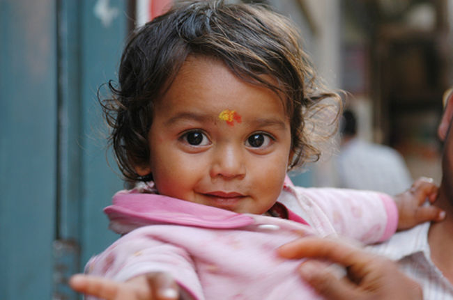 カトマンズの少女。<br />こんなに小さな女の子もちゃんと額に赤くティカを塗っていました。信仰が生活の中にしっかりと根付いているのですね。