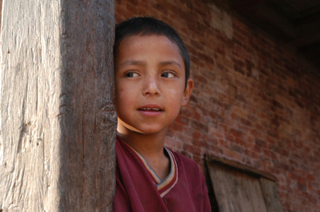 遠くを見つめる少年。<br />朝のカトマンズお散歩中の一枚。たぶん8時前位です。<br />みんな早起き。この時間から町中に露店が出ていました。子供たちも結構ふらふらしていました。<br />写真撮らせてとお願いすると、｢いいよ｣と肩をすくめてからこの表情をくれました。<br />10年後にまた会いたくなる、いい男ぶりでした。