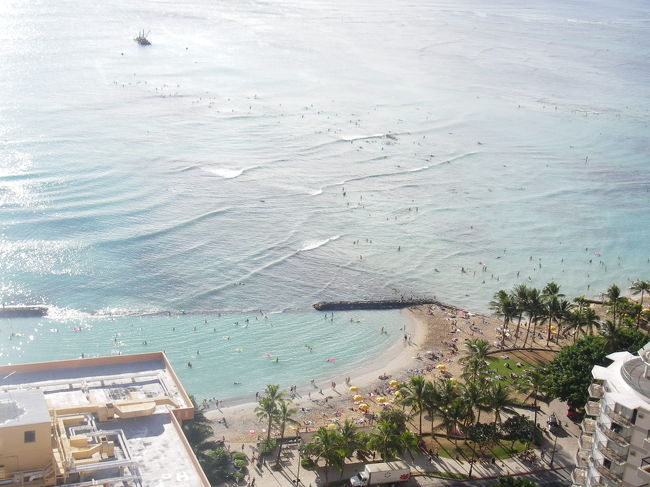 ホテルの部屋から見たワイキキビーチ。カヌーズと言う有名なサーフィンのポイント。