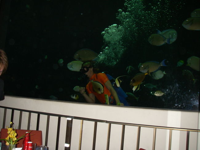 パシフィック・ビーチ・ホテルの水槽のあるレストラン（オーシャナリウム）。