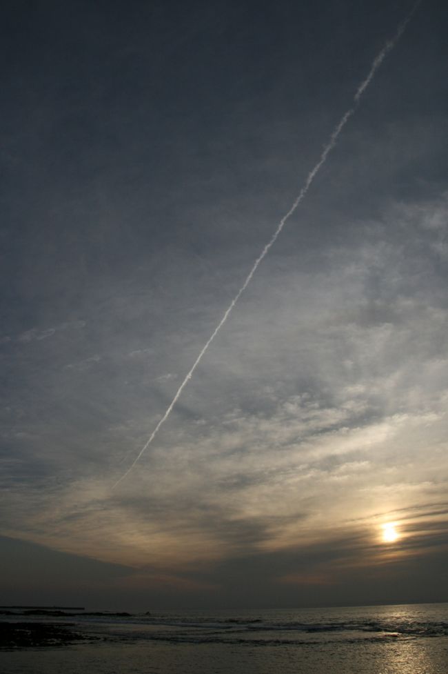 ぼ〜っと海の方を見て、ふと空を見上げると飛行機雲発見！ちょっと得したような気分♪