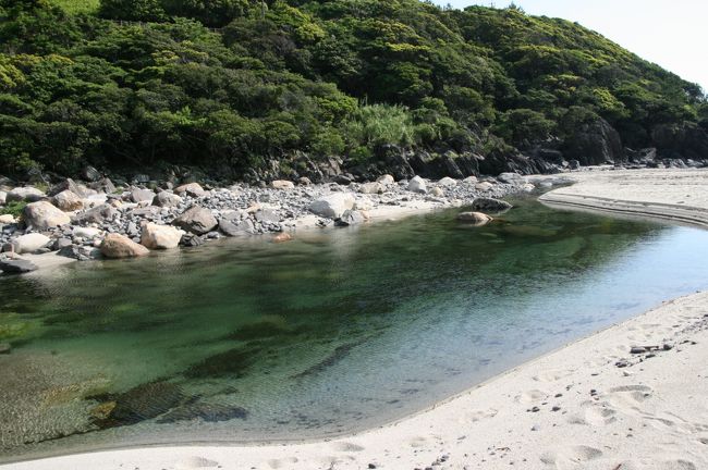 滝の近くの川。<br />ここも透き通った綺麗なグリーンの水で見惚れちゃいます。