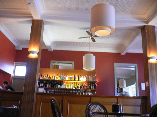 『Esplanade Hotel』<br />なかなかオシャレな店なのだ。