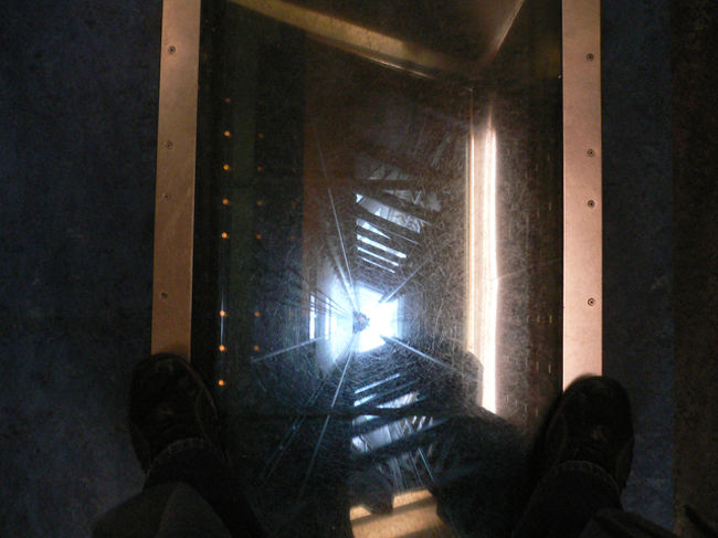 『スカイタワー』<br />エレベーターの床が透けているのだ。<br />