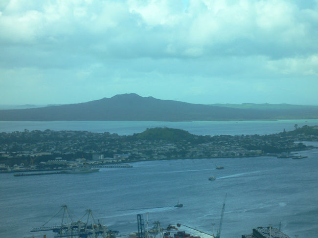 『ランギトト火山』<br />奥がランギトト火山で、手前がマウントビクトリアなのだ。