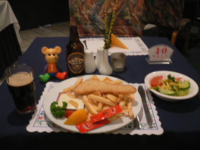 『夕食』<br />ホテルで夕食をとったのだ。<br />フィッシュ＆チップスを頼んだのだ。<br />ポテトが多すぎるのだ。<br />味の方は、正直マズイのだ。