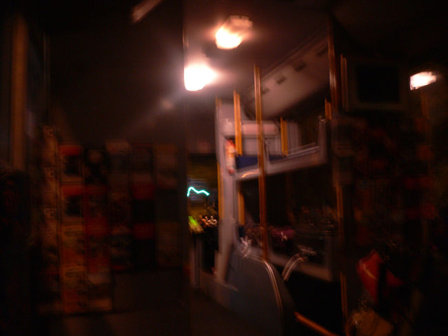 『バス』<br />ここからオイラのホテルまでの長い道のりが始まるのだ。<br />バスでホテルに移動しようとしたのだ。<br />するとバスの運転手にエアポートにしか行かないと言われたのだ。<br />しょうがないので空港までバスで行ってからタクシーにでも乗るのだ。<br />それにしてもこのバスの運転手は、運転が下手なのだギアチェンジたびにガックンガックンとひどいのだ。<br />日本の教習所なら間違いなく判子をもらえないのだ。<br />それに態度も悪いのだ。<br /><br />空港に着いて今度はタクシーに乗ったのだ。<br />ホテルの名前を言って地図も見せたのだ。<br />するとタクシーの運転手はふざけたことを言うのだ。<br />「ミニマムチャージ$25だと」<br />オイラは車を止めさせて降りたのだ。<br />「日本人なめんじゃねーぞ」<br />【ハリー：凸(｀⌒´メ)凸いったれ、いったれ】<br /><br />歩いていけば1時間くらいの場所なのだ。<br />ホテルに電話をして送迎をたのんでみようと思い電話したのだ。<br />すると、スグに送迎の車が来てくれたのだ。<br />でも、オイラはここで重大なモノを忘れてしまったのだ。<br />航空券とホテルのバウチャー券を電話のところに置き忘れてきたのだ。<br />送迎の人に空港に戻ってもらったのだ。<br />忘れたものは、まだ電話のところにあったのだ。<br />どうやらオイラにとってオークランド空港は鬼門みたいなのだ。