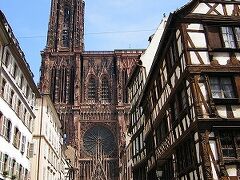 ノートルダム大聖堂

砂岩の外壁を特徴とする高さ142メートルの大聖堂。現存する大聖堂は1176年から1439年に建造されたゴシック建築の傑作だが、建造当初のロマネスク様式も一部に残っている。
