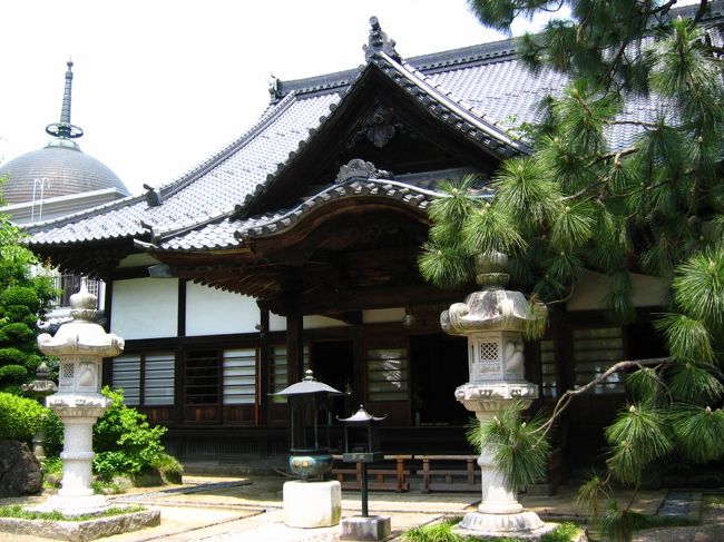 石畳を歩いて、体全体に太陽の光をいっぱい受けます。