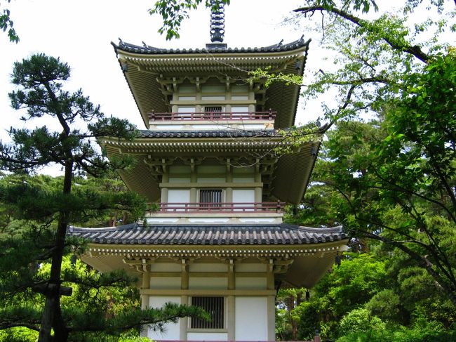 「三重塔」です。大空に向かって塔の先端がまっすぐに伸びています。