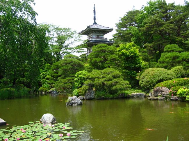 池のほとりから「三重塔」を望みます。