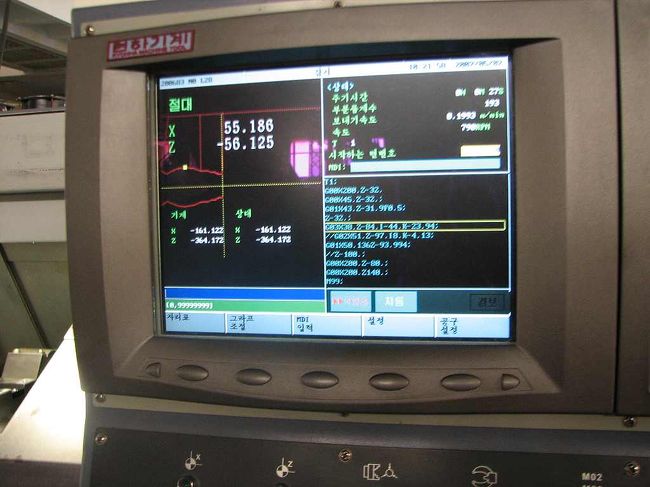 ○4日目<br />三大革命展示館の「重工業館」の展示物をお楽しみください。<br /><br />普通（？）日本の博物館の場合、動いていない状態での展示ですが、チョソンの場合は動かしての展示。<br /><br />説明員同志が、刃が回っている最中、袖がヒラヒラ民族衣装のチョゴリ姿で扱うのは安全上いかがな物かと・・・