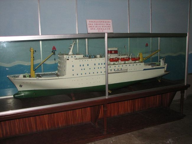 ○4日目<br />三大革命展示館の「重工業館」の展示物をお楽しみください。<br />万景峰92号の模型。<br />水深を測る為のソナがついていない。<br />案内員同志曰くに「模型だから」と事<br />