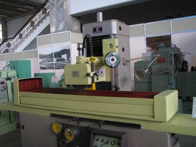 ○4日目<br />三大革命展示館の「重工業館」の展示物をお楽しみください。<br />平面研削盤。スケーラがついていない