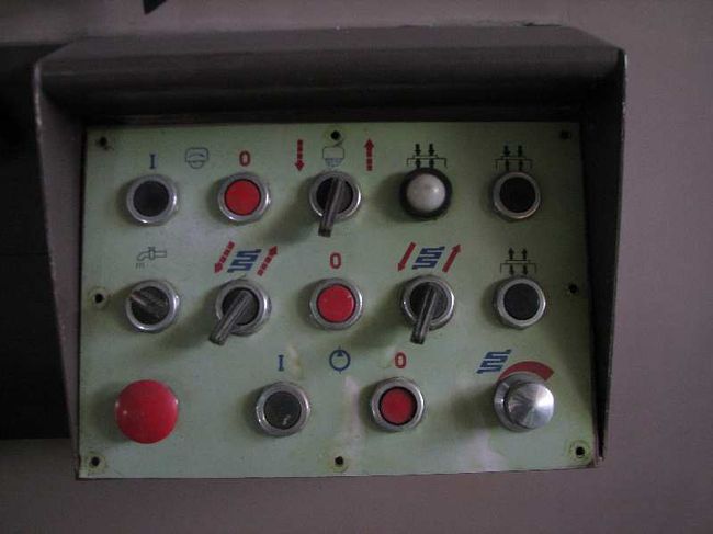 ○4日目<br />三大革命展示館の「重工業館」の展示物をお楽しみください。<br />平面研削盤の操作パネル