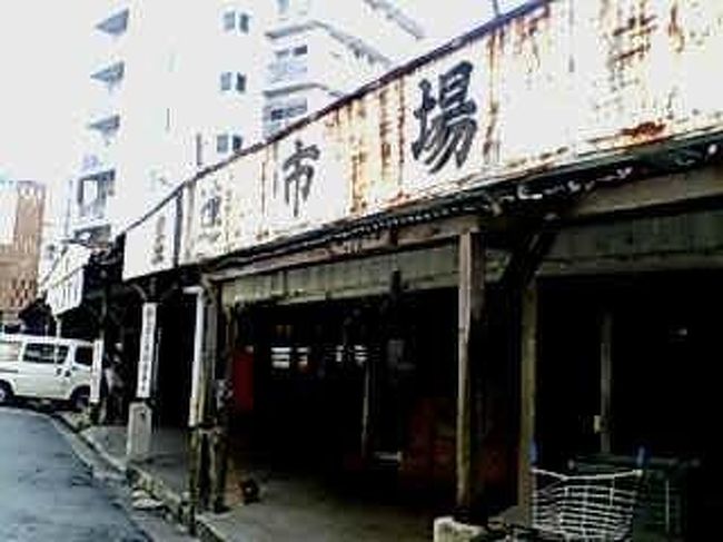 市場の裏手？<br /><br />服や雑貨のお店、食堂、お菓子を売っているお店が開いていた。<br /><br />ひとりで散策していると、知らないおじいに笑顔で「おはよう」と言われた。<br /><br />すぐに「おはよう」と笑顔で返せず、愛想笑いしていた私。<br /><br />都会生活で病んでいた己を強烈に気づかされた。<br /><br />普段の生活では、知らない人から挨拶されることは<br />滅多にない。なんだろう、東京。<br />自分の精神的に健全でない部分を知ってしまった。<br /><br />やっぱり子供は都会では育てたくない。