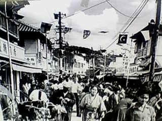 昔はとても賑わっていた。<br /><br />高齢化が進み、この市場もあと１０年たてば<br />消えてしまうのではないかと思う。<br /><br />つまり、いま沖縄のおじい、おばあ達が<br />戦争を乗り越えながらも明るく、健康的な食生活を送り<br />いまの沖縄をつくってきた。<br /><br />１０年という月日は、今後沖縄という土地を<br />さらに変えてしまう気がしてならない。<br /><br />私は、沖縄は早いうちに旅を重ねておくべきだと<br />悟った。