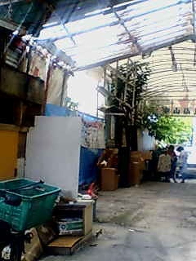 市場を散策。店はおろか、ほとんど人がいない…<br />やっぱり時間が遅かったんだ…。<br />が！！