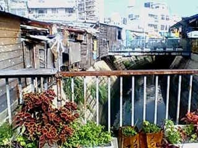 市場と市場？を結ぶ橋。<br /><br />左側にある扇風機は、手製だが用途は不明。<br />いっぱいあった。