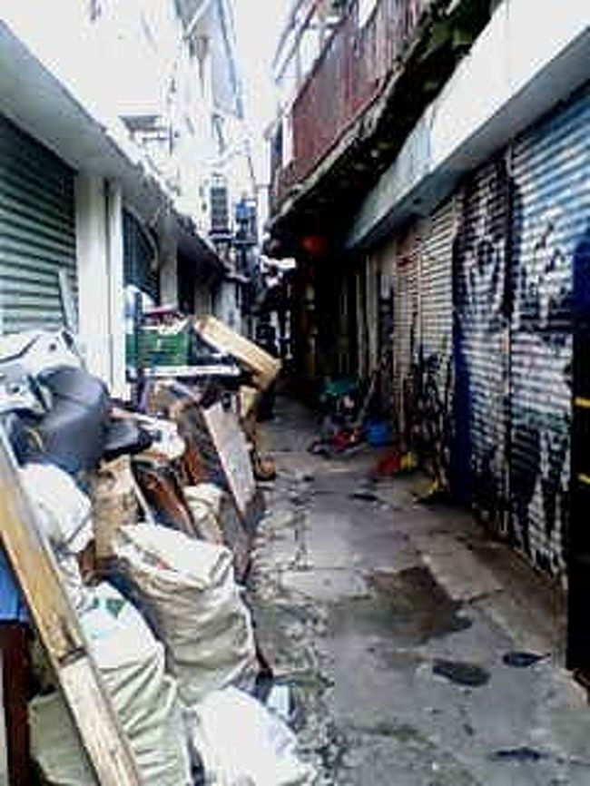 繁華街から一歩、脇道へと足を進めてみる。<br /><br />子供が遊んでいる。<br /><br />ガラクタ、ゴミだらけ。スラムみたい。<br />観光物産店でいらなくなった土産物のかすみたいなのもある。<br /><br />かとおもえば、ひとつの扉に「食堂」とかかれ、<br />食堂の存在があることに驚き。<br /><br />決して悪い意味ではなく、沖縄は完全な都市ではないことを感じる。