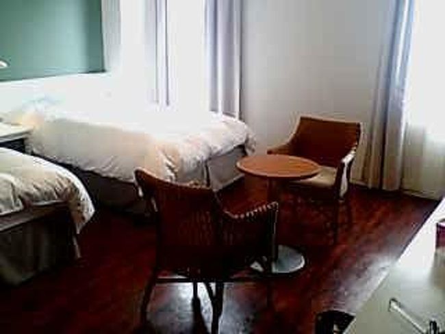 石垣島は宮古と違って、空港バスがでまくり。<br />まぁ栄えてるからなー。<br /><br />バス２００円でホテルまで向かう。<br />ここでまた、運転手さんと雑談。<br />沖縄の人間と間違えられ、まあそれはいいけど<br />この時期はパイナップルがかなり美味しく、<br />特に数あるなかでも「夏味」というのがジューシーで甘い！とな。<br /><br />いい情報聞いたので、記憶に留めて<br />本日お世話になる、チサンホテルリゾートに到着。<br />http://www.chisunresortishigaki.com/<br /><br />スゲー！！！広い！！梅雨プランでシングル料金で、ツインだったが<br />この広さ、清潔さ、インテリアもセンスよくて、大満足。