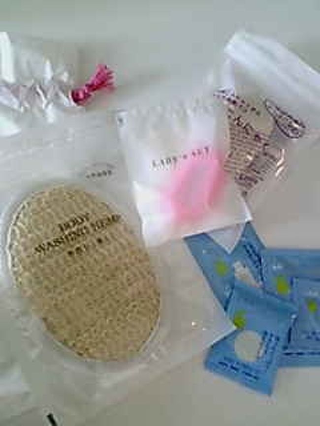 レディースセットというものも貰った。<br />DHCの基礎化粧品一式サンプルと、ボディスポンジに<br />こんにゃくスポンジ（顔用）、など充実！<br />思わず撮影w<br /><br />さすが大自然石垣島。<br />窓をあけたら隙間から、白いイモリが〜<br />感動！！！