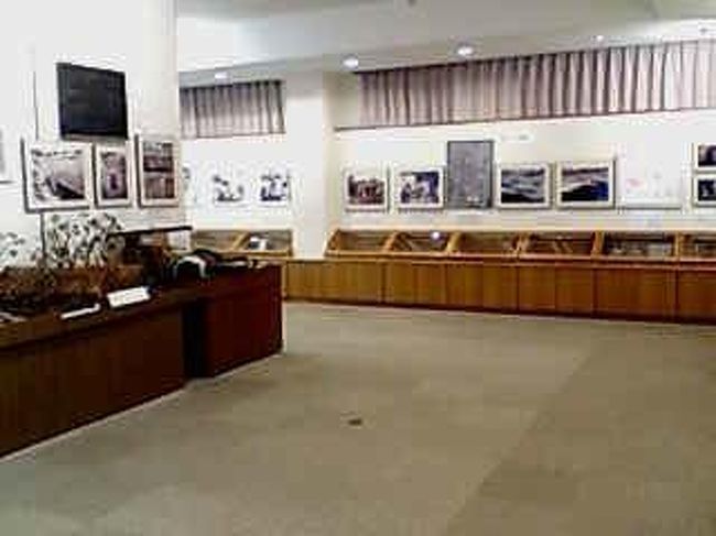 雨がハンパなくだだ降り。<br /><br />この有様の中、目的地である八重山平和祈念館へいくには<br />ホテルの人いわく、「徒歩３０分」らしい。<br /><br />タクシーを利用していくことに。<br />再び、現地の人間として天気の話題を運転手からふられるが、<br />観光客であることを告げると、平和祈念館の前は、ボクシング選手の<br />生まれ故郷で博物館をあることを知らされる。<br /><br />それよりも、ここは昔海で、今は埋め立て地ということがショッキングであった。<br /><br />無事到着。若いお姉さんに１００円払って入館。誰もいない。