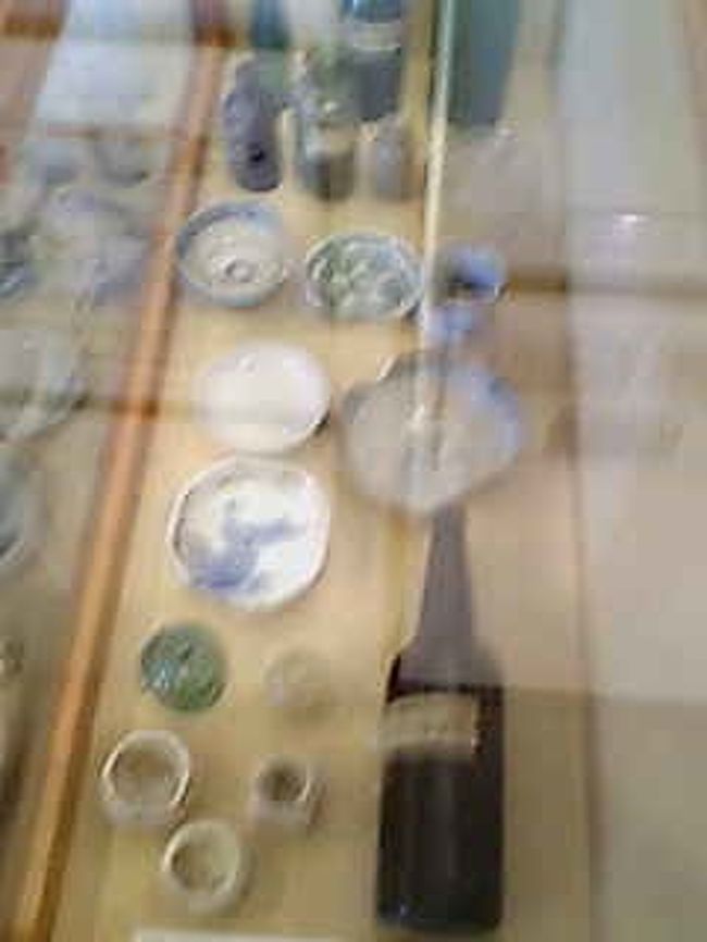 当時使用していた食器などが展示されている。