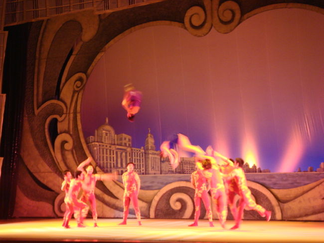 6月5日に大阪港より上海へ44時間の船旅の末、無事上海に上陸した。。。 <br />上海は想像通りの大都会っぷりだった。。。 <br />大阪と変わらないというとそれまでだが、ただ超高層ビル群は圧巻だった。。。 <br />中国は現在経済成長真っ只中！！！ <br />そのため物価も上昇しているようで、貧乏旅行者にとっては少し旅行しにく場所になったかも知れない。。。 <br />上海ではかなりの出費に苦しめられている。。。 <br />しかし上海といえば雑技団！！！ <br />チケットは高かったが、かなり楽しめた。。。 <br />次は北京まで列車移動します。。。 <br />ではまた…