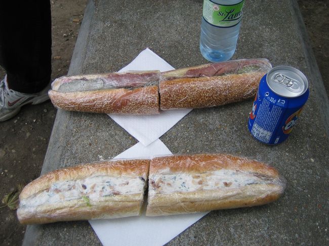 ３５ｃｍはある巨大サンドイッチ４ユーロ