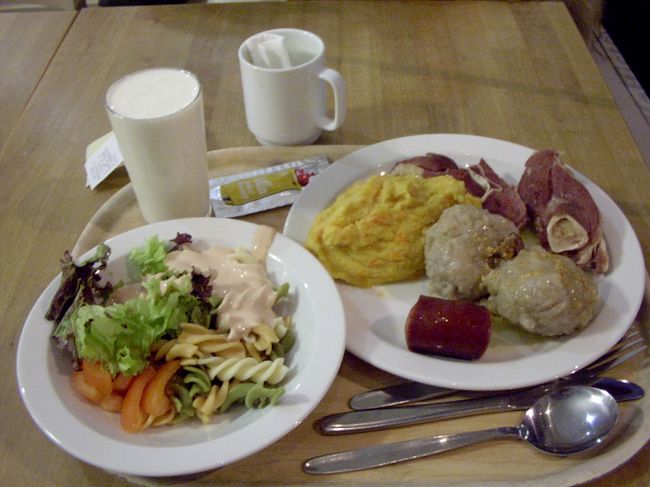 オスロのセルフレストランで食べた夕食です。ノルウェー語で書かれたメニューは読めなかったですが英語が通じるので、ジェスチャーとのあわせ技で食べたいものを注文することができました。