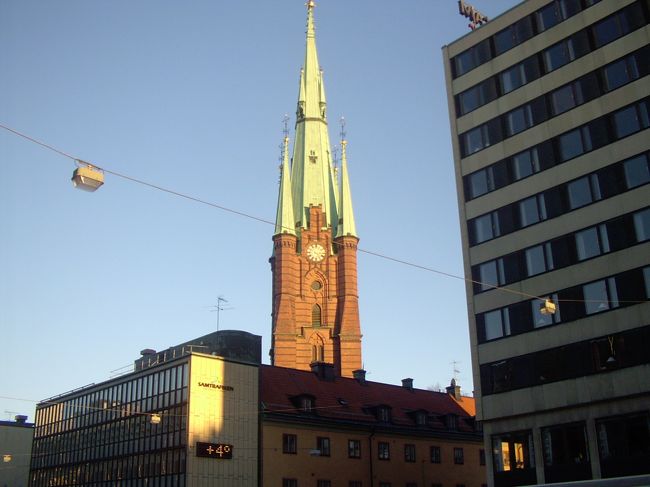 新市街の中心部にあるクララ教会です。このあたりは交通の要衝でデパートなどがある繁華街です。