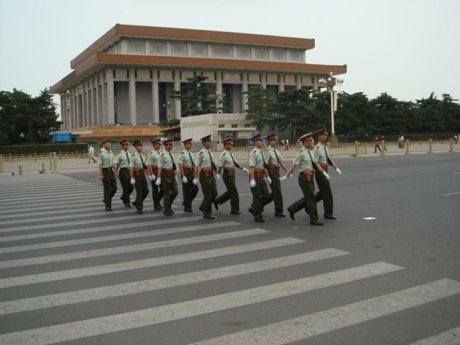北京に来て早速下痢の洗礼をうけました。。。 <br />最近旅してて何を食べても快腸？だったので、けっこう胃腸には自信があったのですが、中国４０００年の歴史の前に撃沈しました… <br />北京と上海は共に大都会なのですが、かなり性格が違う感じがしました。。。 <br />大阪と東京のように！！！ <br />俺には上海のほうが合ってたような感じがします。。。 <br />でも北京ではイエメンで一緒に旅した友達と偶然の再会をした。。。 <br />そんな再会もあるのかと、また旅のおもしろさが見えました。。。 <br />今までの旅でも色々ないい人に出会えてきた。。。 <br />この旅でもまた新しい出会いがあればいいな！！！