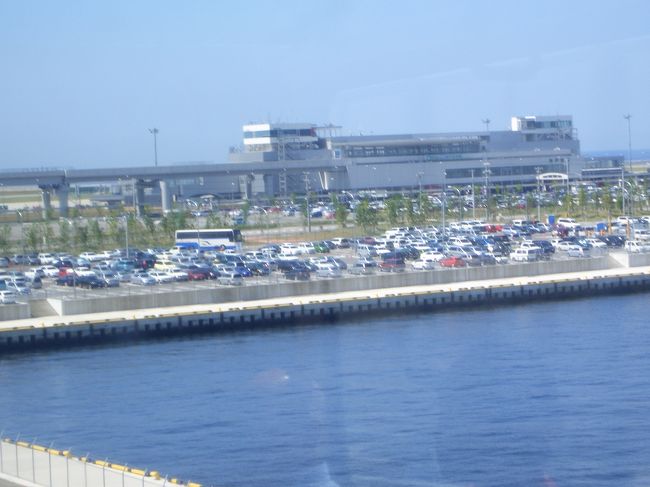 電車から見える空港<br />