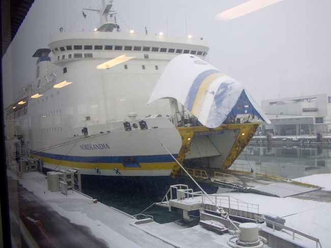 タリンからの船旅は大型フェリーで３時間程でした。船内に免税店などもあり、今まで乗った船で一番大きく豪華でした。