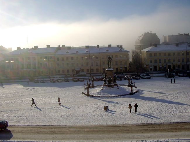 ヘルシンキ大聖堂から見下ろした、元老院広場です。気温と港の水温の差が激しいようで、海側から霧が湧いてきていました。気温は−２０度くらいだったと記憶しています。