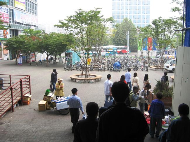 同じホテルへ3連泊ですから、荷物を置いて身軽な格好での行動です。1号線のソンネ駅到着です。富川と富平駅から、それぞれ2駅の中間です。