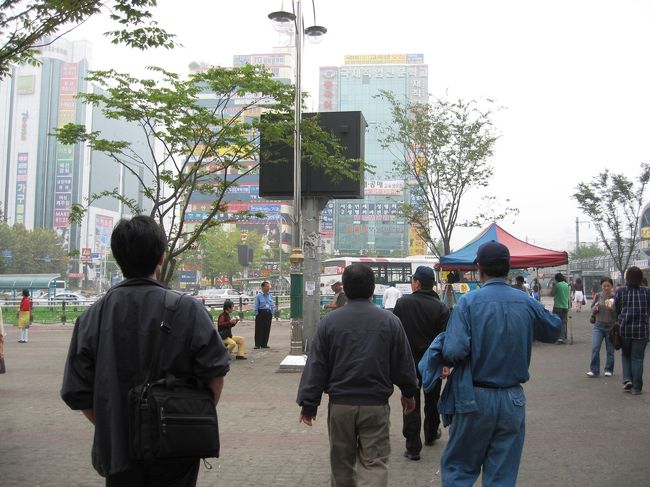 富川市はソウル特別市と仁川広域市に挟まれた行政区です。富川に市庁があります。綺麗に整備されたソンネ駅前の広場です。