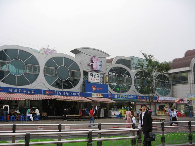 バス乗り場方面に移動したあと、駅舎方面を振り返っての一枚です。駅の正面入口は、右手の茶色の建物です。