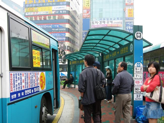 駅前のバス乗り場です。富川ファンタスティック・スタジオまではバスでの移動です。地下鉄、電車に比べると、少し利用の仕方が難しくなります。
