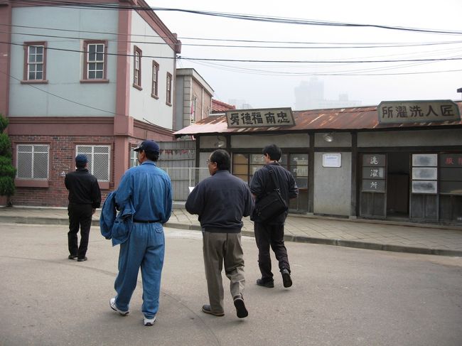 タイムトンネルを潜ると、少し広い場所に出ます。まっすぐに進むと東大門へ、右手にアーチを潜ると、東町通りとなります。