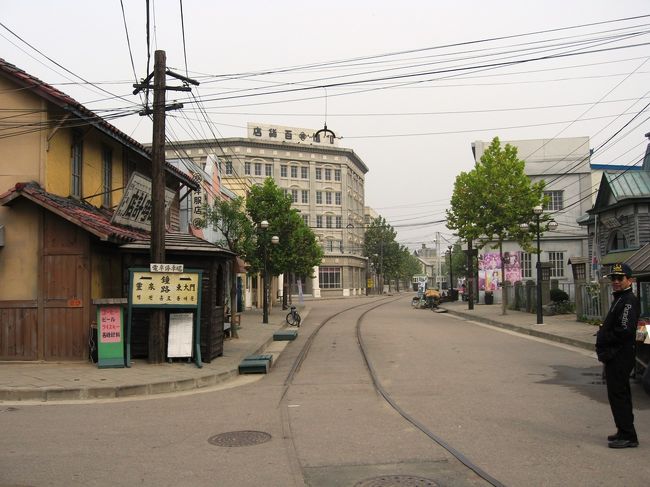 東大門へ続く電車道は、「鐘路通り」を模しています。左手の大きな建物は、「和信百貨店」です。実物の１/３の大きさとされます。撮影スポットです。